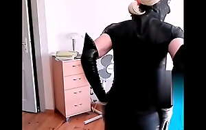 twoofacesx zeigt sich im Latexoutfit