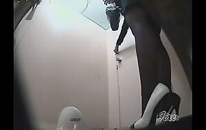 japonesa constipada (com prisão de ventre) luta pra cagar uma bosta seca e dura em banheiro público no Japão e é filmada por duas câmeras escondidas
