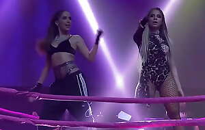 Anitta and Lexa dançando inchCai de Bocainch da Mc Rebecca na Combatchy no Espaço das Américas em São Paulo SP