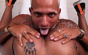 Max barbeiro metendo pica no rabudo tatuado