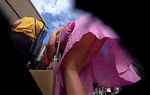 UPSKIRT  a linda rubia de falda rosa en mercado PUSSY LIPS