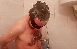 Hairy Earl takes a shower