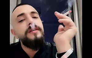Árabe safado fumando