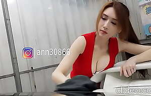 recopilaciones de videos de una sexy modelo china limpiando el carro