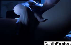 Sexy Dahlia fingers herself anent rub-down the dark