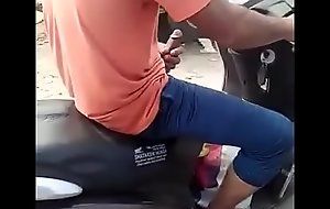 señ_or se masturba mientras maneja una moto