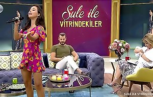 Turkish celebrity TuÄŸba Yurt Diminutive Upskirt