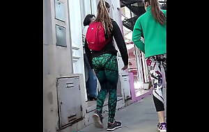 083 A - Mujer colorada de calzas verdes I
