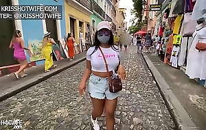 Kriss Hotwife Se Exibindo Em Ponto Turístico De Salvador, Com Um Shortinho Que Deixa Toda Bunda De Fora