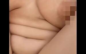 Une grosse Marocaine se fait prendre en missionnair avec ces gros seins 