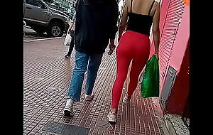 Hermosa morocha de pantalón rojo con annoying enorme!!!!