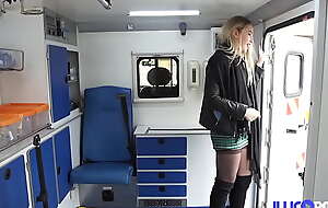 Natacha, blonde salope, prise en facsimile dans une ambulance