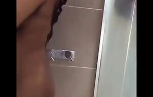 Une métisse se filme en train de danser a poil dans la salle de bain
