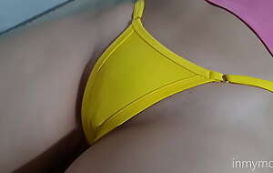 Parte 2 experimentando bikini - Esse micro biquíni amarelo quase não cobre a bucetuda da minha irmã - Inmymound