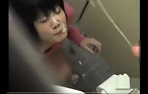 Mulher japonesa vai usar o banheiro público e recebe uma gozada surpresa na cara