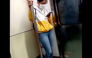 Panochita rica jeans apretados en el metro