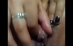 Chilena con clitoris grande bien mojada se mete los dedos