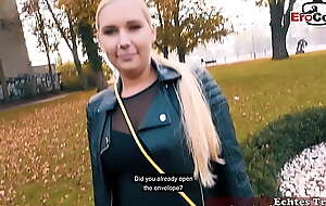 Deutsche Blondine mit natürlichen Titten auf der Straße abgeschleppt