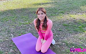 Acid-head gordito logra follar y llenar el coño de leche a una actriz peruana que encontró haciendo ejercicios en el parque