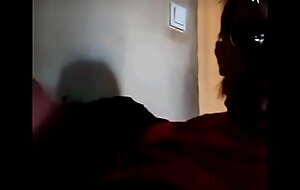 Martin Kletzander spielt vor der Webcam mit seinem Prachtschwanz