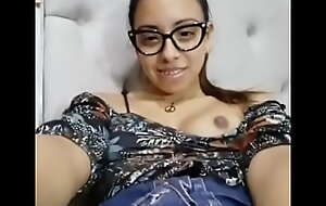 Flaca de lentes mostrando sus buenas tetas y masturbandose su vagina rica y peluda