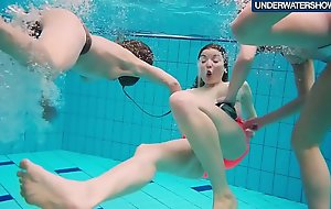 Duo hawt horny girls swim together