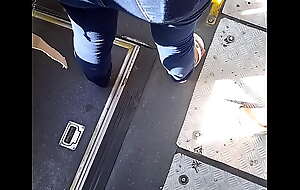 Jeans apertado hardly ever ônibus
