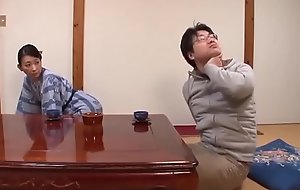 Asiatisch japanische Misread zeigt ihrem jungen Sohn liebevollen Mating