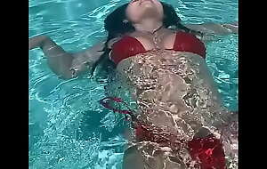 Sophie Mud en piscina