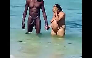 Negão dotado em praia nudismo