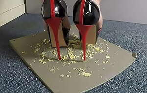 Food crushing on very high high-heeled shoes
