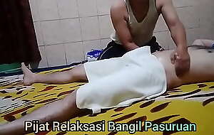 Hétero fica de pau duro durante massagem tailandesa