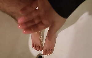 Chico se hace pipí en freeze ducha encima de sus lindos pies