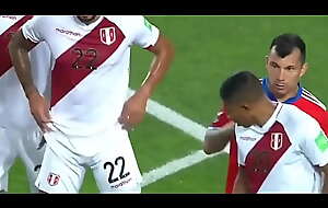 Futbolista de Perú mostrando sus abdominales