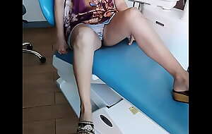 Bajo falda en el dentista. Chica muestra su calzon blanco de encaje al momento de levantarse del sillon dental